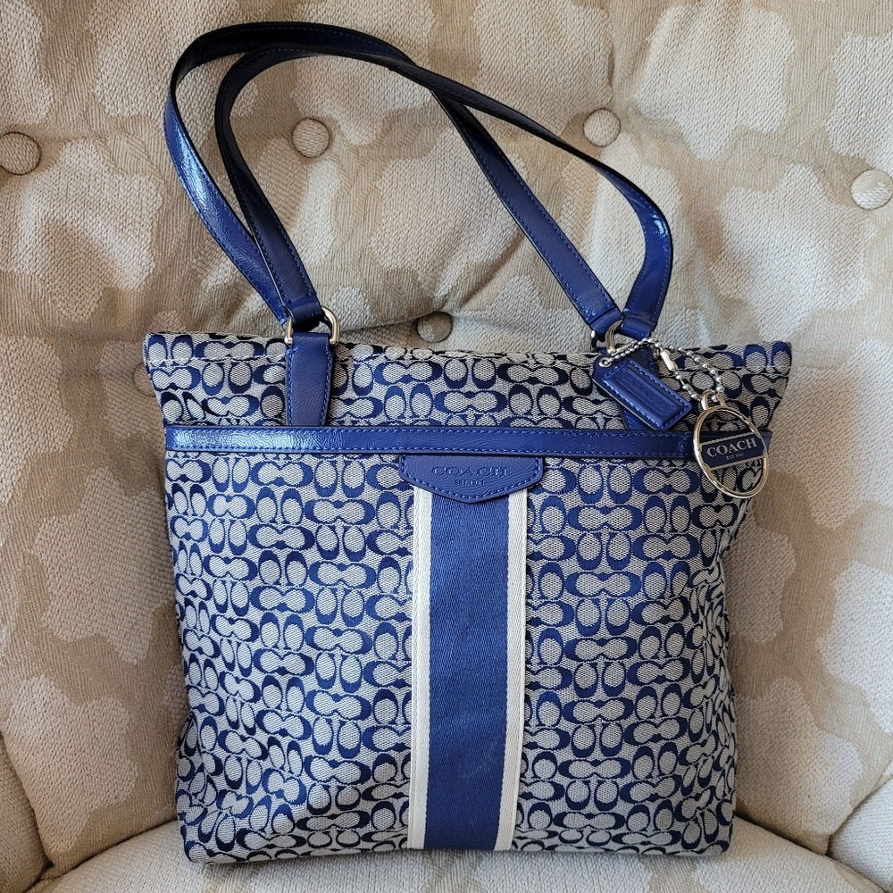 COACH PURSE SIGNATURE PRINT WITH  ATTACHED STRAPS